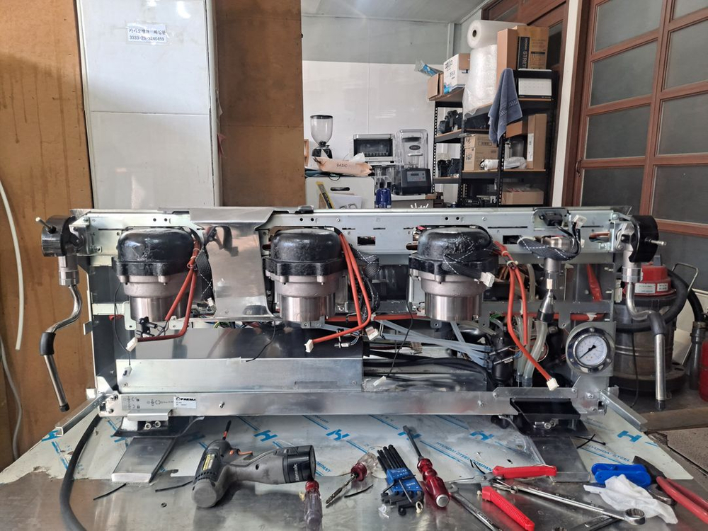 (오버홀완료) 훼마 e71 3그룹커피머신--7