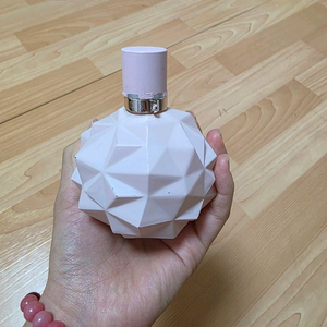 사브리나카펜터,아리아나그란데 향수 급처합니다! 이미지