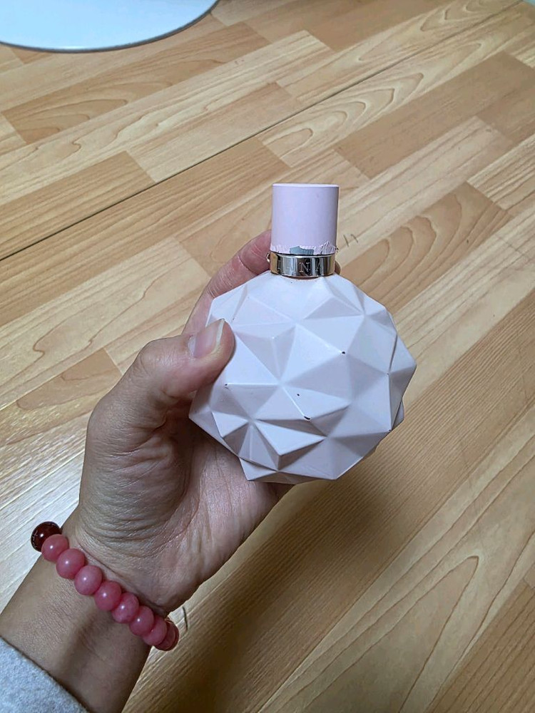 사브리나카펜터,아리아나그란데 향수 급처합니다! 이미지