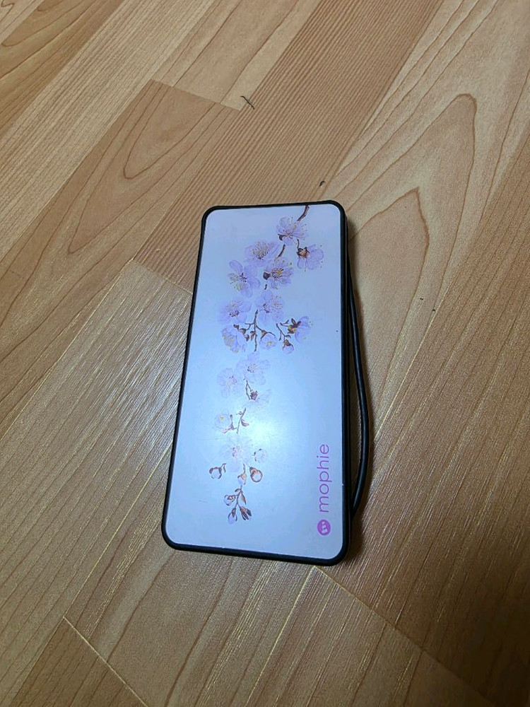 아이폰, 갤럭시 모두 충전가능 벚꽃에디션 20000 보조배터리 급처!--4