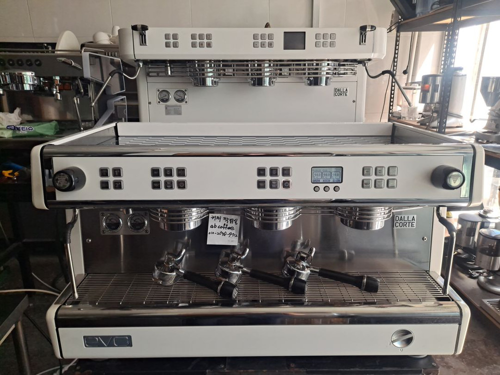 (오버홀완료) 커피머신 달라코르떼 에보2 3그룹--0
