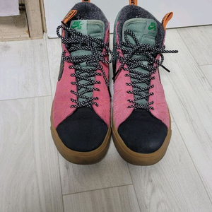 나이키 SB 블레이저 미드 스니커즈입니다핑크, 블랙, 그린 색상의 조합이 독특하고 예뻐요280사이즈