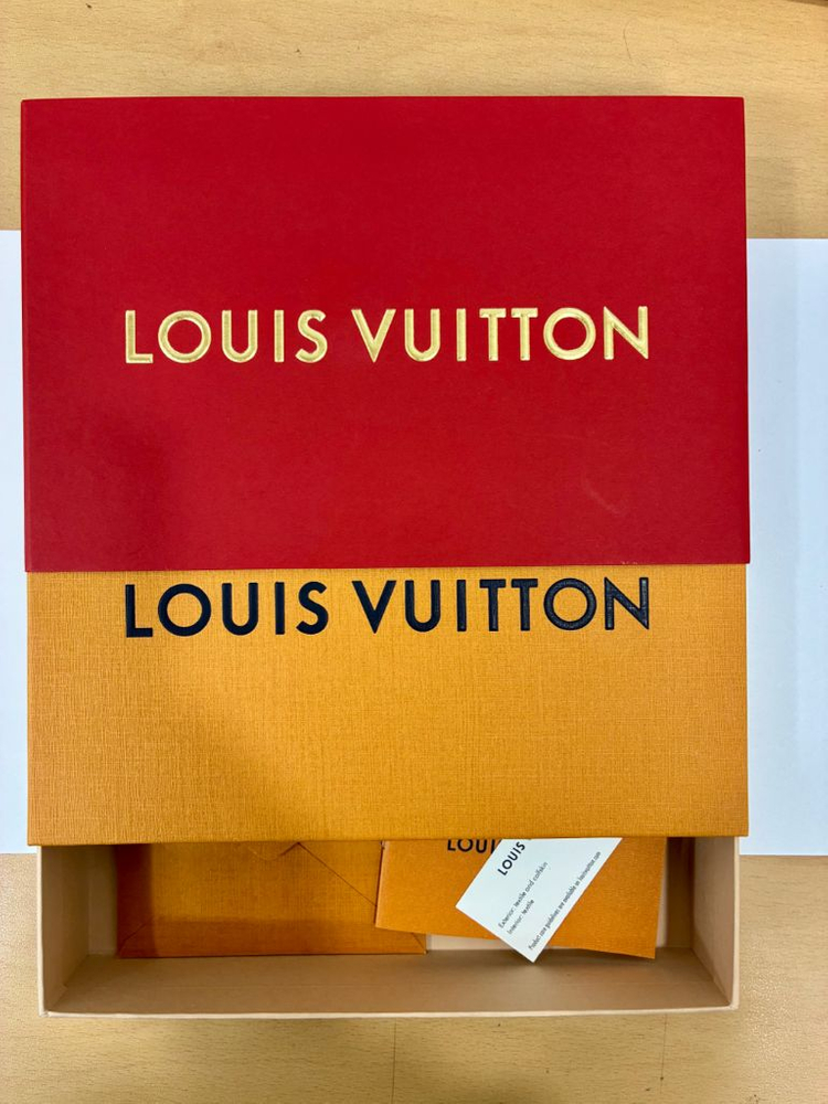 루이비통 아이폰 케이스 정품. 12/12pro 이미지