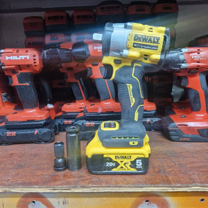 디월트충전임팩렌치 DCF922 미드토크 속도조절 배터리포함 A급