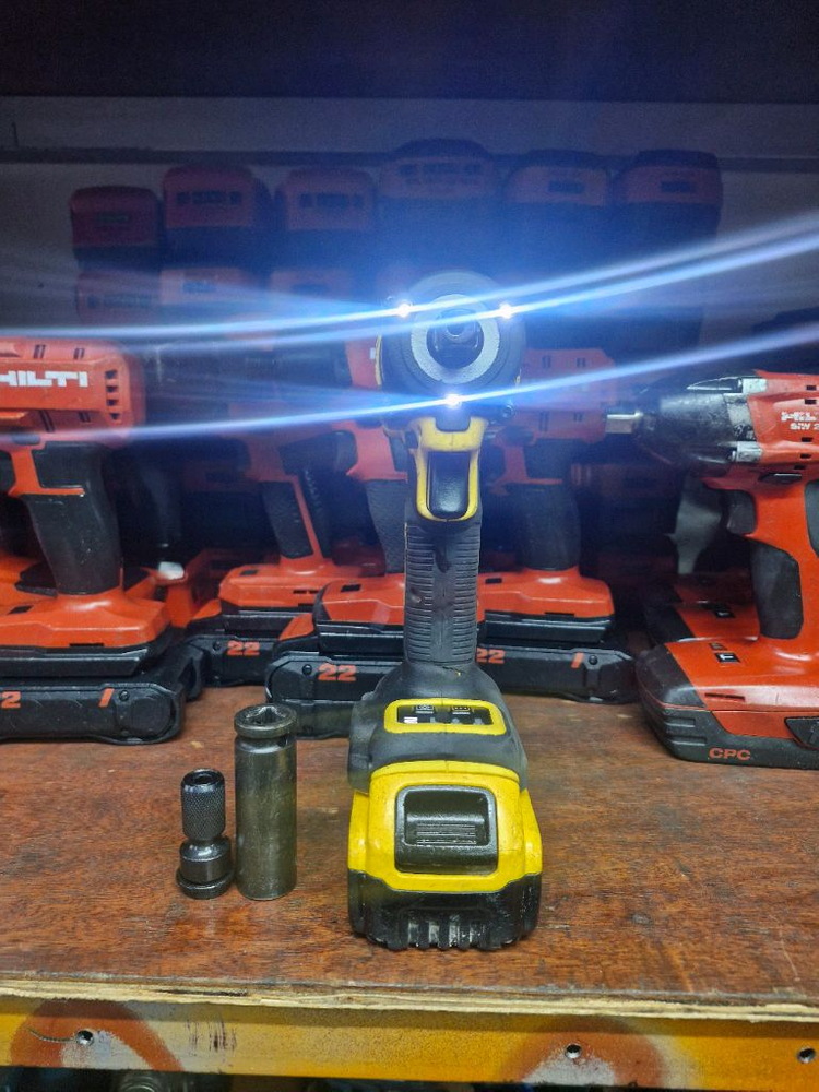 디월트충전임팩렌치 DCF922 미드토크 속도조절 배터리포함 A급--1