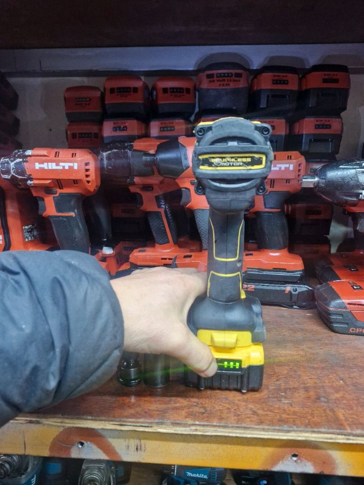 디월트충전임팩렌치 DCF922 미드토크 속도조절 배터리포함 A급--3