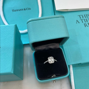 티파니 1.2캐럿 다이아 솔리스트 에메랄드 컷 헤일로 웨딩링 이미지