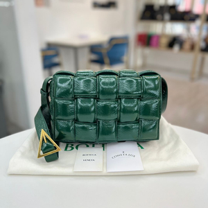 [중고명품 럭스올 울산점]보테가베네타 패디드 레더 카세트백 그린