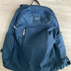 투미 TUMI 랩톱 맥북 15-16인치 수납가능 백팩 남색꽤 많은 것들이 들어가고 맨 뒤에 쿠션있는 랩톱 칸이 따로 이미지