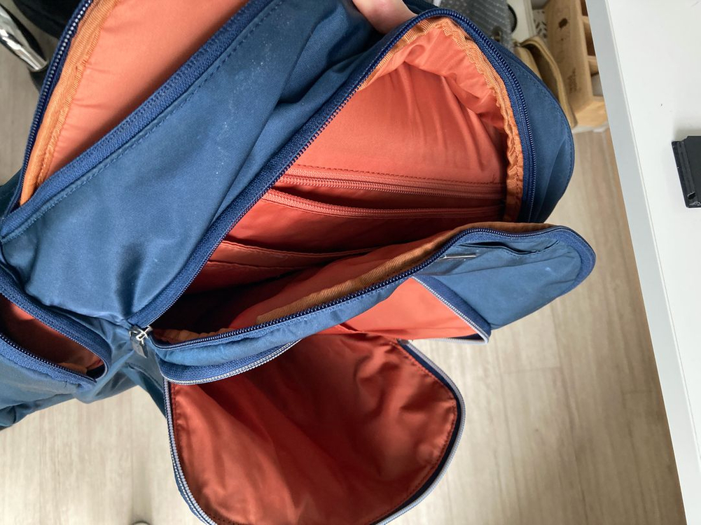 투미 TUMI 랩톱 맥북 15-16인치 수납가능 백팩 남색꽤 많은 것들이 들어가고 맨 뒤에 쿠션있는 랩톱 칸이 따로 이미지