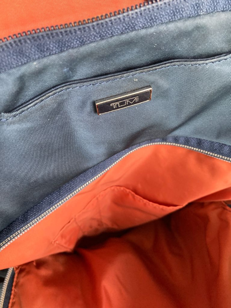 투미 TUMI 랩톱 맥북 15-16인치 수납가능 백팩 남색꽤 많은 것들이 들어가고 맨 뒤에 쿠션있는 랩톱 칸이 따로 이미지