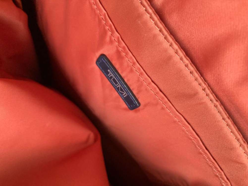 투미 TUMI 랩톱 맥북 15-16인치 수납가능 백팩 남색꽤 많은 것들이 들어가고 맨 뒤에 쿠션있는 랩톱 칸이 따로 이미지