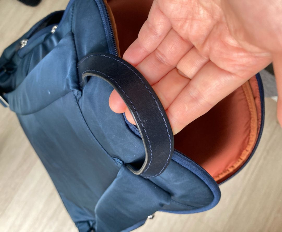 투미 TUMI 랩톱 맥북 15-16인치 수납가능 백팩 남색꽤 많은 것들이 들어가고 맨 뒤에 쿠션있는 랩톱 칸이 따로 이미지