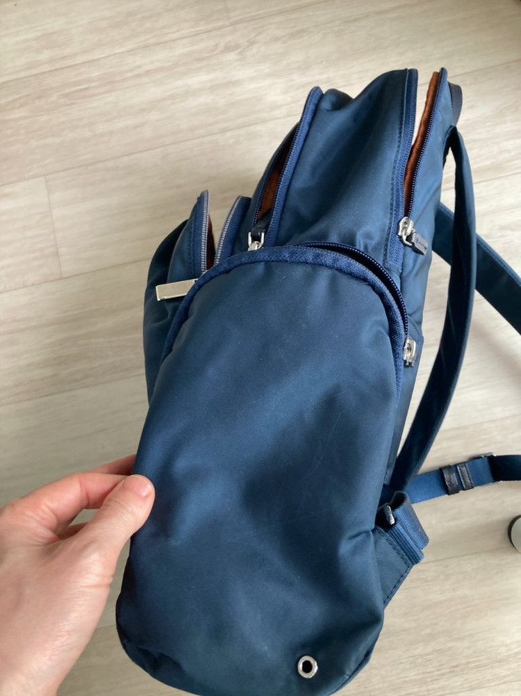 투미 TUMI 랩톱 맥북 15-16인치 수납가능 백팩 남색꽤 많은 것들이 들어가고 맨 뒤에 쿠션있는 랩톱 칸이 따로 이미지