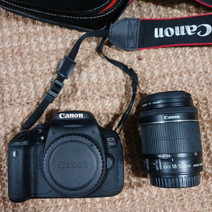 캐논 EOS 700D 카메라와 18-55mm 렌즈 세트입니다. 카드,리더기선,밧데리,충전기, 스트랩, 가방