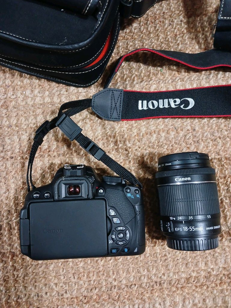 캐논 EOS 700D 카메라와 18-55mm 렌즈 세트입니다. 카드,리더기선,밧데리,충전기, 스트랩, 가방 이미지