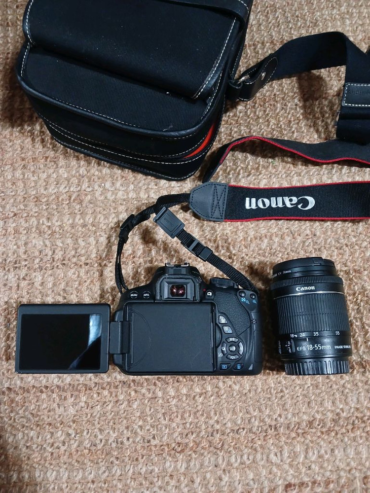 캐논 EOS 700D 카메라와 18-55mm 렌즈 세트입니다. 카드,리더기선,밧데리,충전기, 스트랩, 가방 이미지