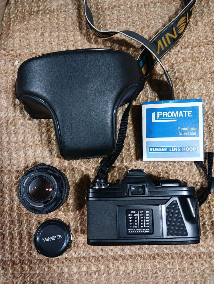 미놀타 X-700 카메라에 삼성 렌즈까지 드리는 세트 상품입니다. 카메라 보관에 용이한 가죽 케이스--2