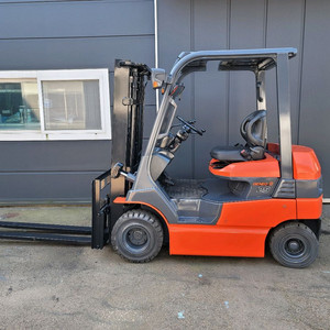 신차급 토요타 2.5톤 전동지게차 판매