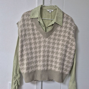 RAIVE 블라우스와 니트 조끼 세트 판매합니다- 사이즈는 55-66