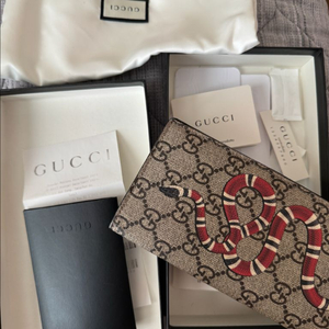 구찌 킹스네이크 GG 장지갑 정품 팝니다.