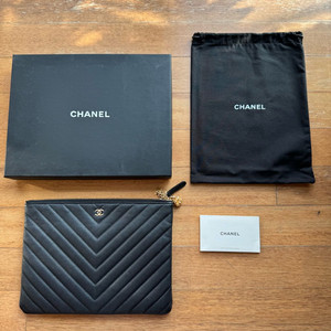 샤넬 쉐브론 클러치 뉴미듐