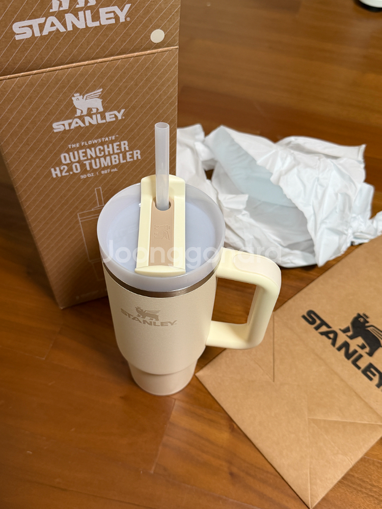 [새상품] 스탠리 퀜처 H2.0 텀블러 887ml 크림 새제품--2