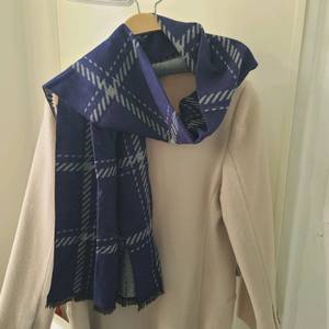 새상품 ) 여성 실크 100% 네이비 목도리 머플러 가을 겨울옷 / 아떼 바네사브루노 오일릴리 랑방 버버리 정장