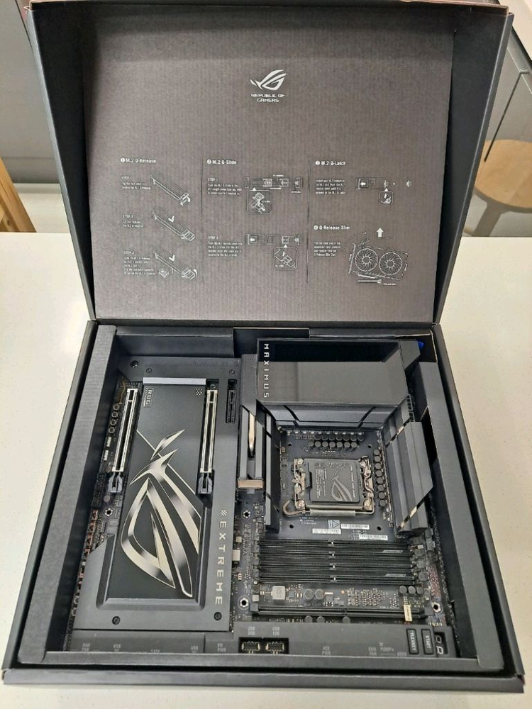ASUS Maximus Z890 Extreme--1