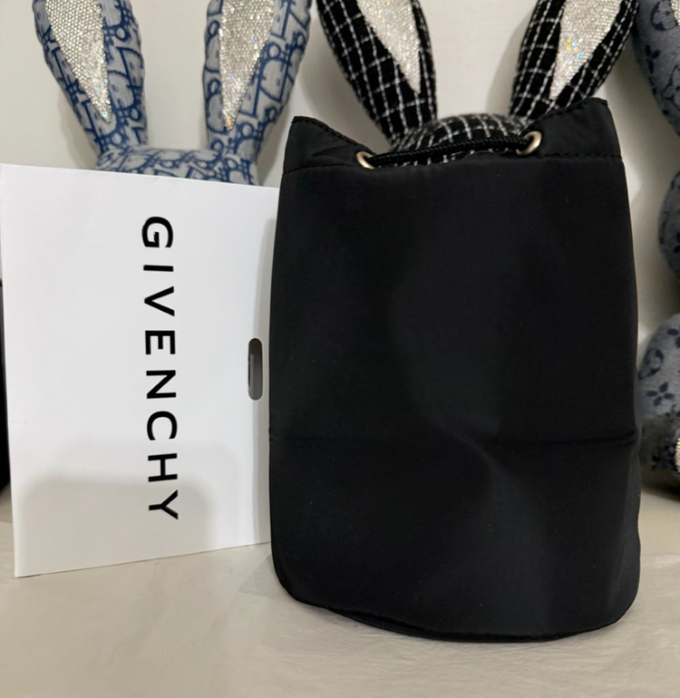 지방시 버킷 스타일 화장품 파우치 블랙--4