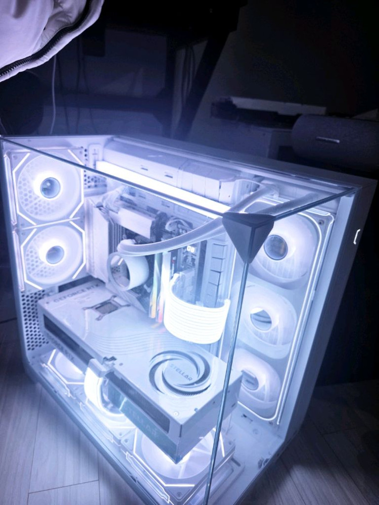 라이젠9 9950X3D RTX5090 화이트PC,팝니다 이미지