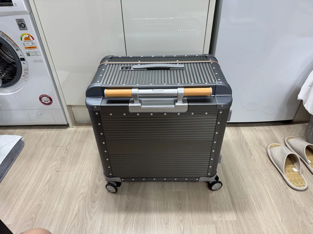 로우로우 알루미늄 캐리어 91L 이미지