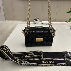 칼린 미닛 퀼팅 크로스백 블랙 팝니다.