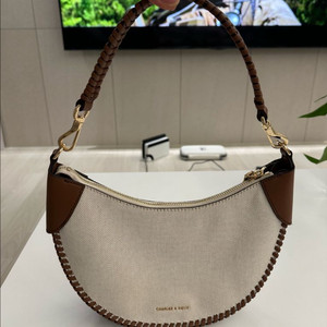 찰스앤키스 숄더백 새제품 팝니다.