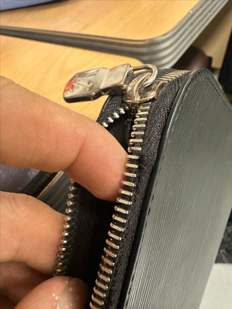 루이비통 블랙 가죽 카드클러치백--1