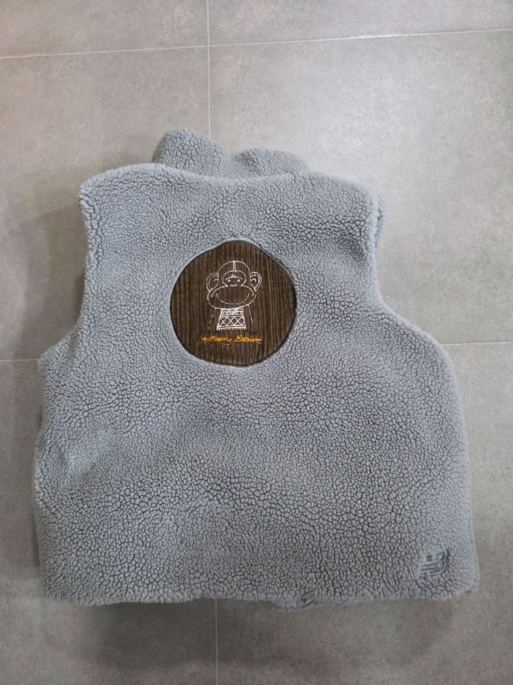 뉴발란스키즈 앤서니 브라운 덤블 리버서블 베스트 130사이즈 팝니다. 이미지