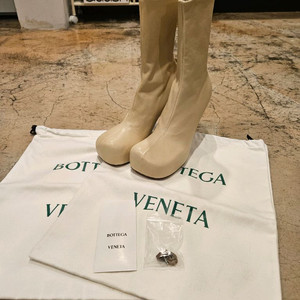 보테가 베네타 여성 버터 레더 볼드 부츠힐 새상품 미착용 사이즈 39