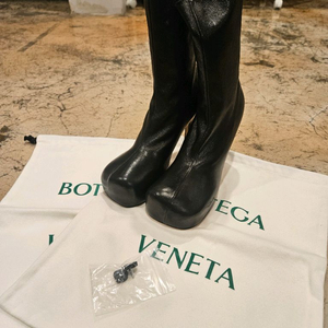 보테가 베네타 여성 블랙 레더 볼드 부츠힐 새상품 미착용 사이즈 38