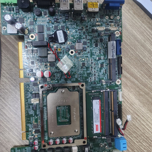 팬리스(fanless) 산업용 임베디드 박스 PC의 메인보드와 CPU