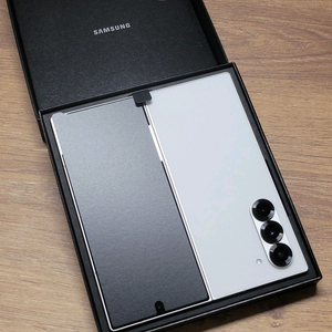 갤럭시Z폴드6 화이트 1테라 자급제 풀박스 팝니다