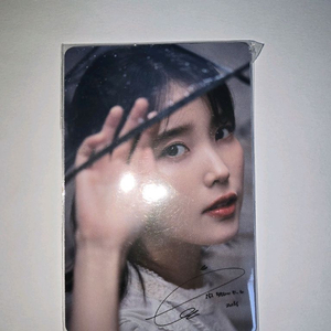 아이유 클라렌 포토카드 이미지