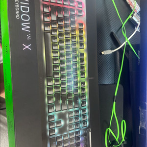 레이저 블랙위도우v4 x 옐로우축