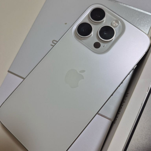 아이폰15프로128기가 화이트 풀박 상태AAA급 충전기포함