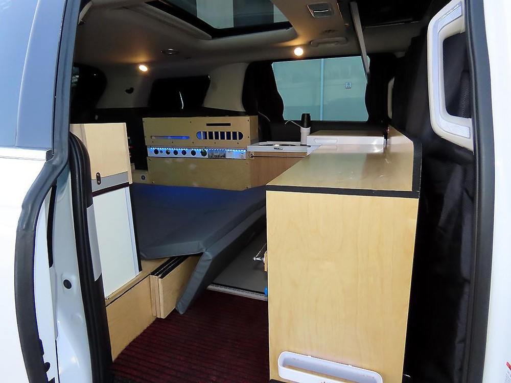 카니발 캠핑카 2인승 2인 취침 가능 이미지