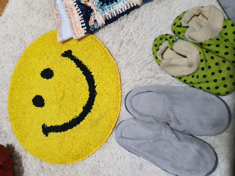 귀여운 스마일 발매트와 따뜻한 느낌의 손뜨개 블랭킷, 그리고 실내화 세 켤레를 함께 판매합니다! 일괄가격 - 발매트--1