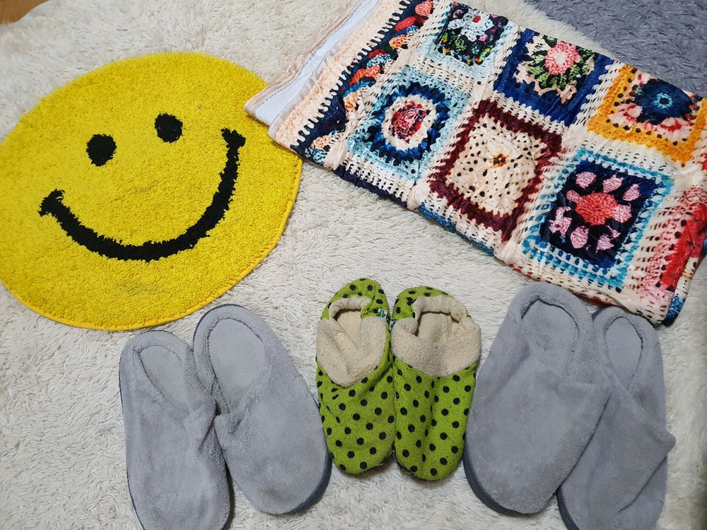 귀여운 스마일 발매트와 따뜻한 느낌의 손뜨개 블랭킷, 그리고 실내화 세 켤레를 함께 판매합니다! 일괄가격 - 발매트--4