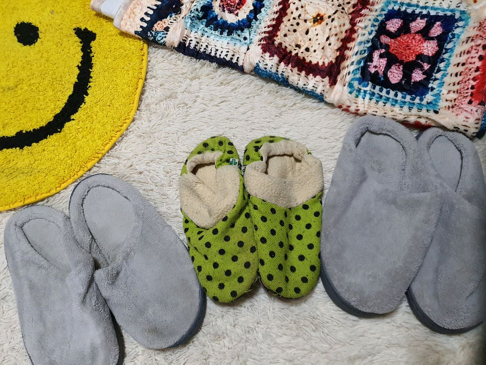 귀여운 스마일 발매트와 따뜻한 느낌의 손뜨개 블랭킷, 그리고 실내화 세 켤레를 함께 판매합니다! 일괄가격 - 발매트--5