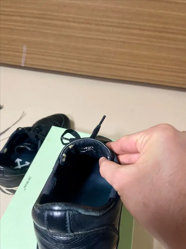 오프화이트 신발 이미지