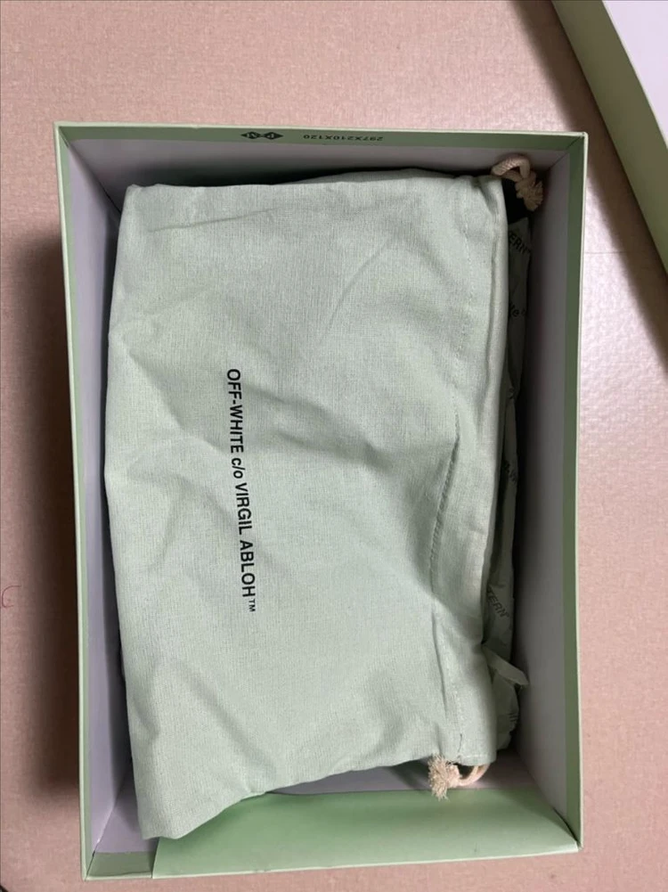 오프화이트 신발 이미지