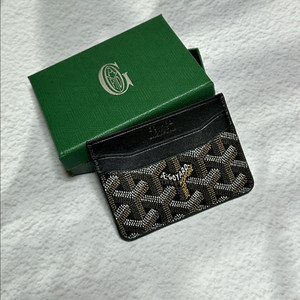 시그니처 패턴 가죽 카드지갑